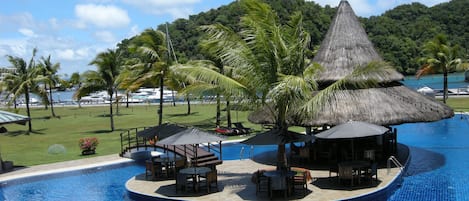 Una piscina al aire libre