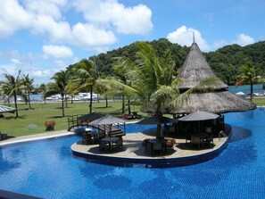 Una piscina al aire libre