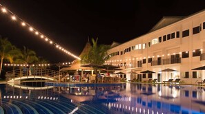 Una piscina al aire libre