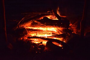 A close-up of a fire burning in a fireplace. - Hotel Raudal (Palena)