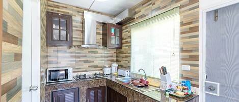 Full-sized fridge, microwave, stovetop, electric kettle