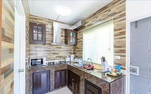 Full-size fridge, microwave, stovetop, electric kettle
