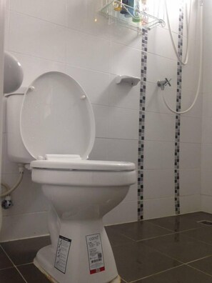 Comfort House, 3 Bedrooms | Bathroom | Shower, free toiletries, hair dryer, towels - Baan Buasai (Thep Krasattri)