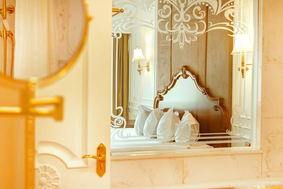 deluxe suite | minibar, in-room safe, desk, blackout curtains