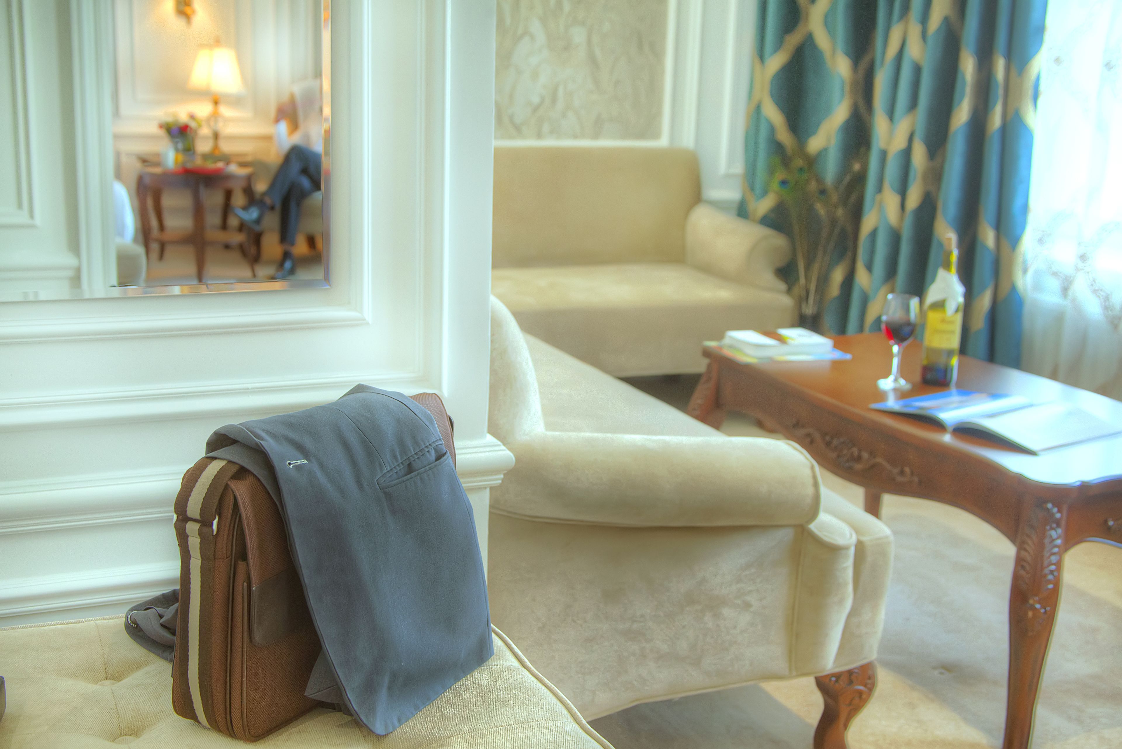 signature suite, 1 king bed, non smoking, club lounge access | minibar, in-room safe, desk, blackout curtains