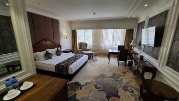 Deluxe King Room | Minibar, in-room safe, desk, blackout drapes