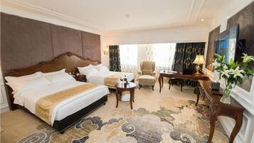 Deluxe Twin Room | Minibar, in-room safe, desk, blackout drapes