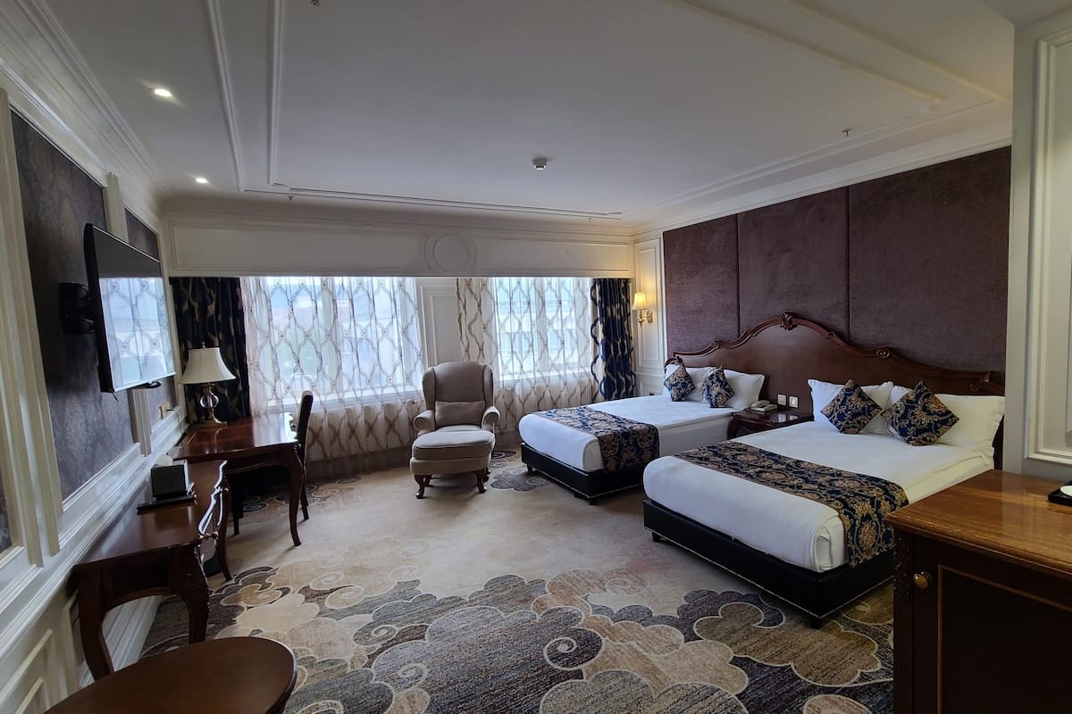 Deluxe Twin kamer | Een minibar, een kluis op de kamer, een bureau, verduisterende gordijnen