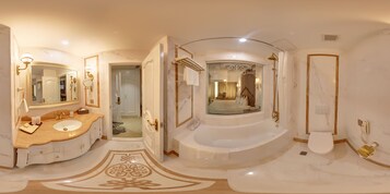 Habitación Deluxe, 1 cama de matrimonio | Baño | Bañera y ducha independientes y artículos de higiene personal gratuitos