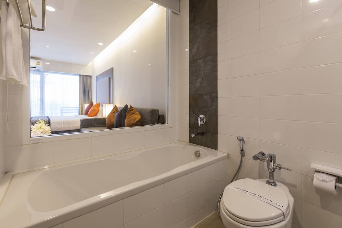 studio | bathroom | separate bathtub and shower, free toiletries, hair dryer, bidet