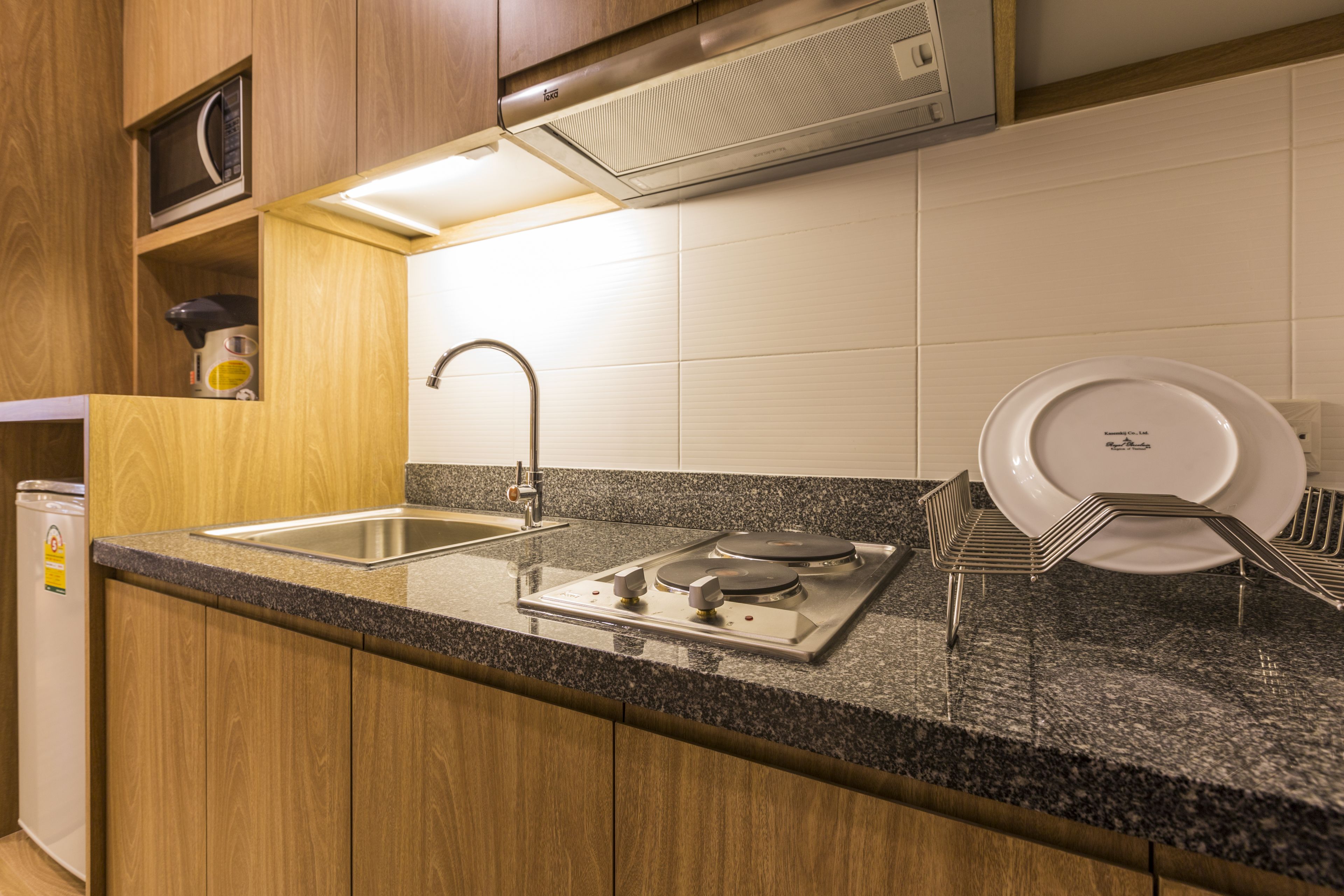 deluxe twin room | private kitchen | fridge, microwave, stovetop, electric kettle