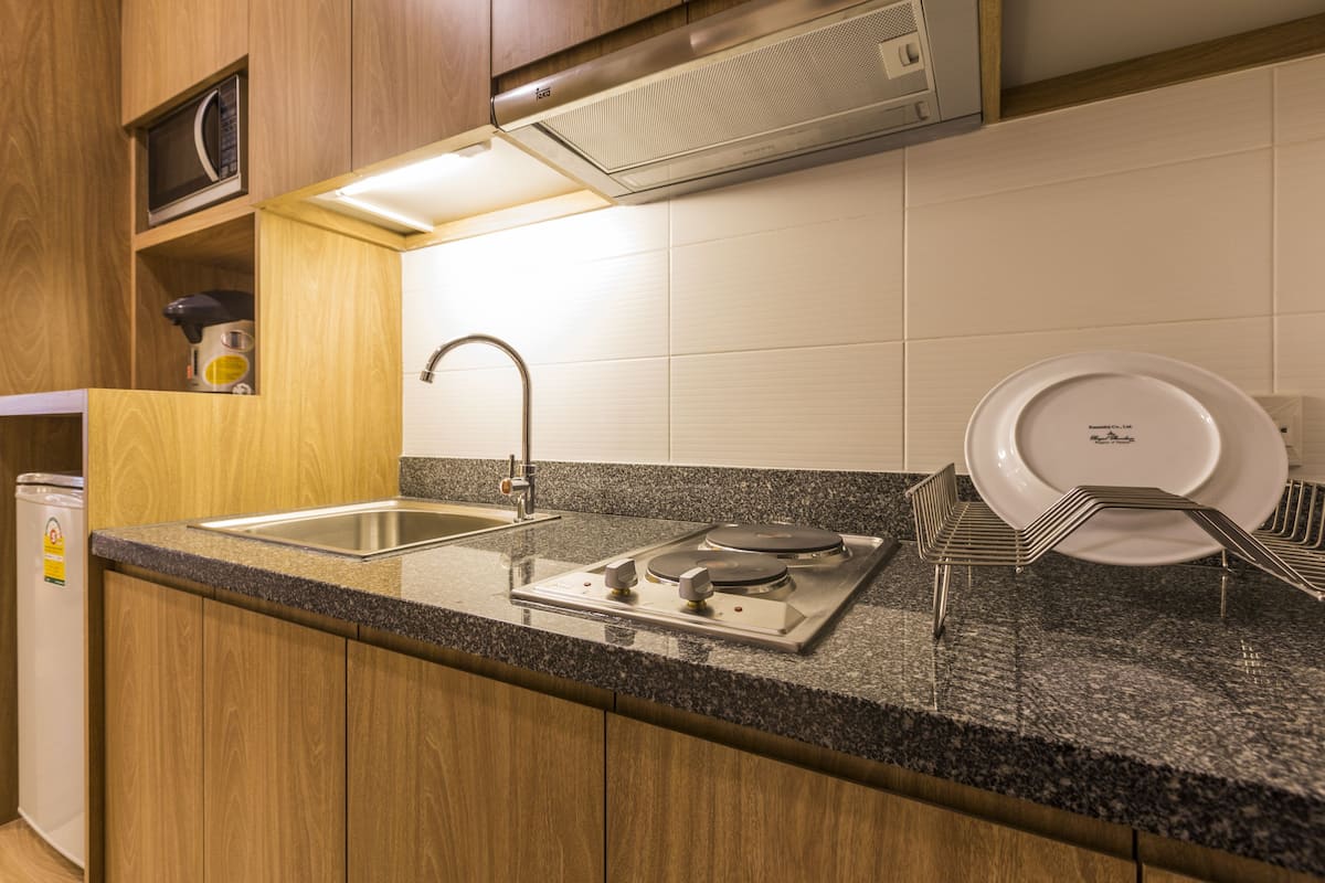 deluxe twin room | private kitchen | fridge, microwave, stovetop, electric kettle