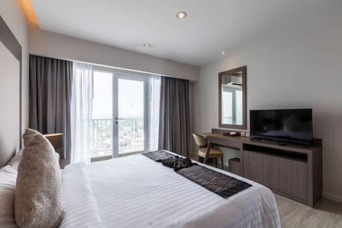 Zimmersafe, Schreibtisch, Verdunkelungsvorhänge, kostenloses WLAN