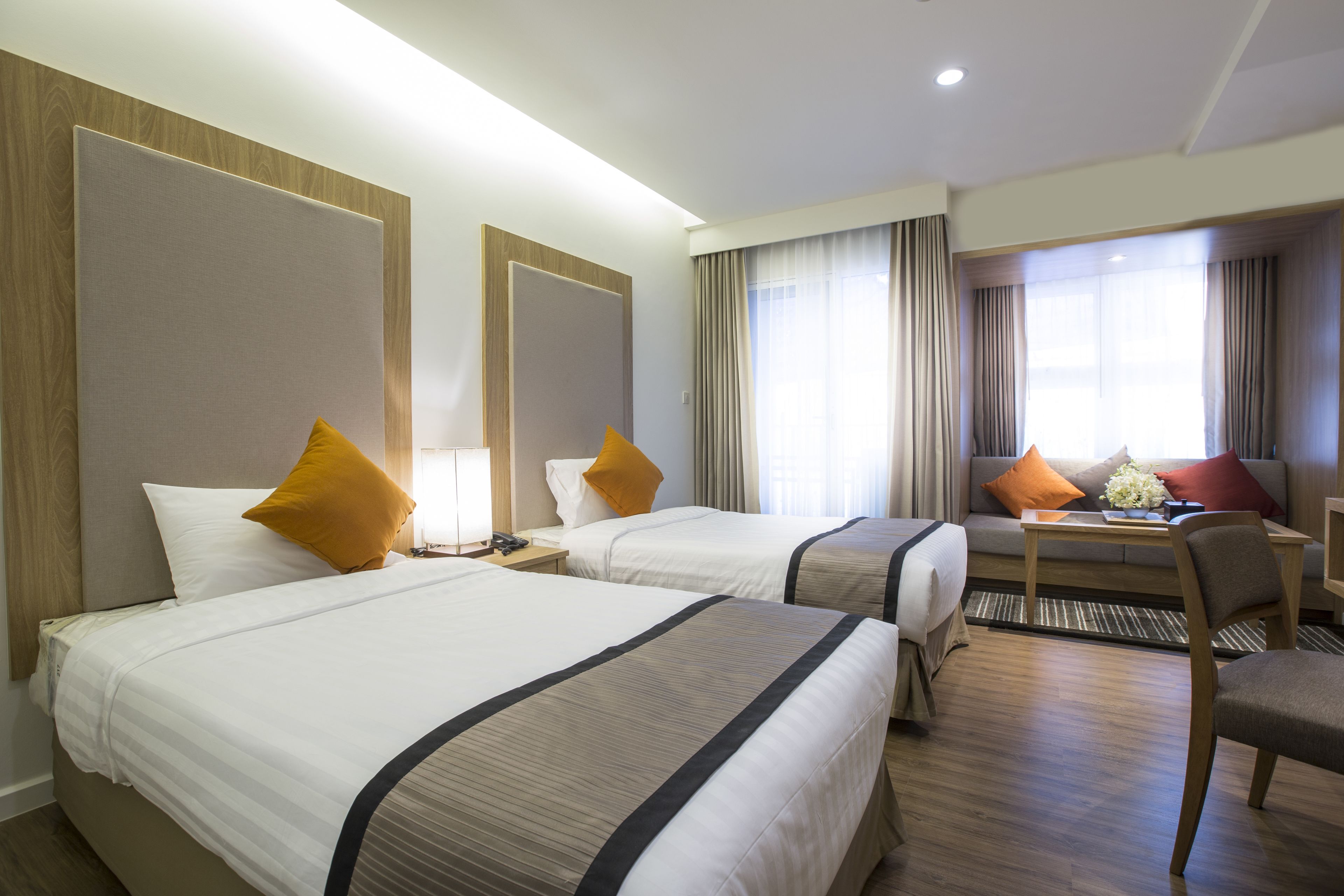 deluxe twin room | 1 bedroom, in-room safe, desk, blackout curtains