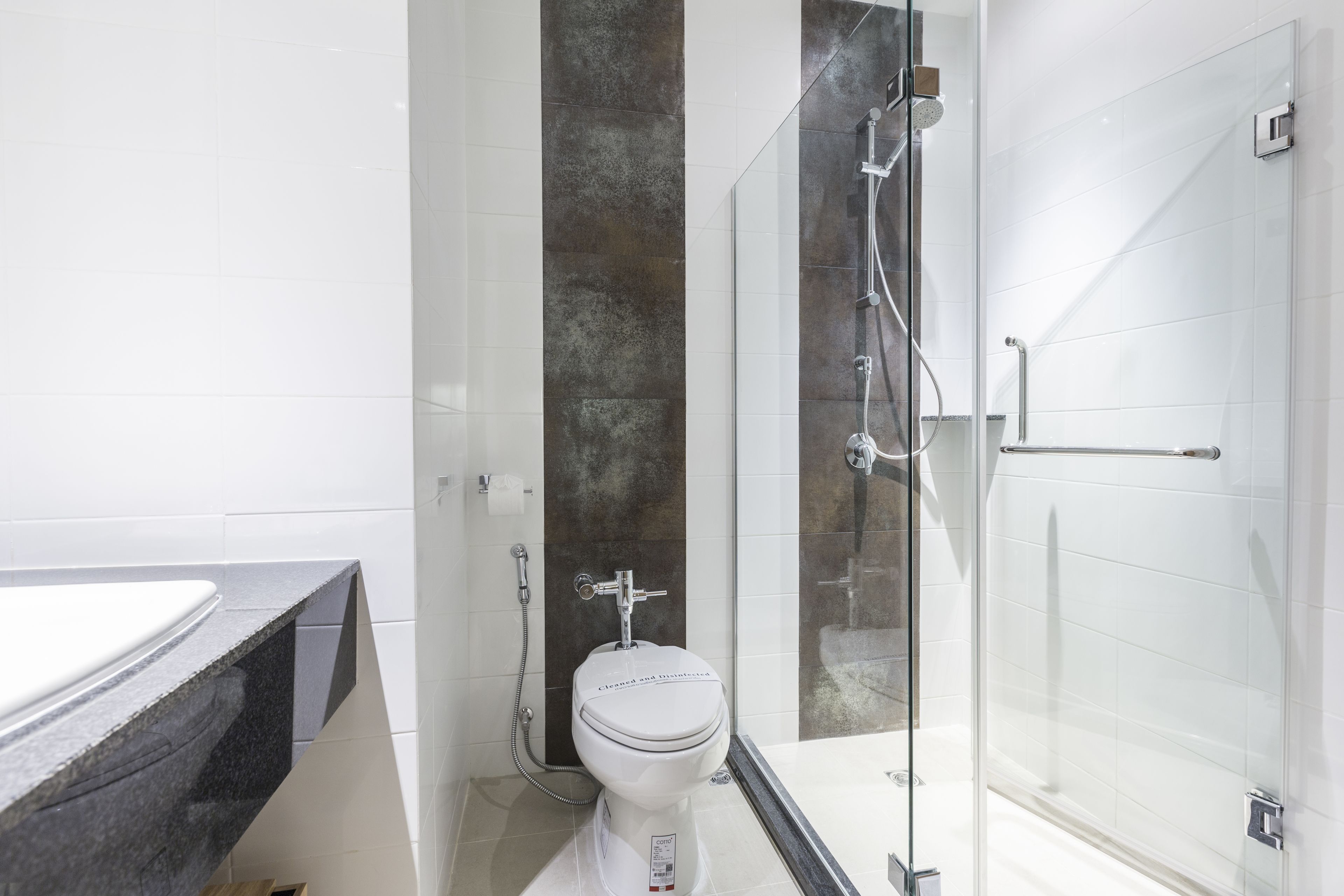 deluxe twin room | bathroom | separate bathtub and shower, free toiletries, hair dryer, bidet