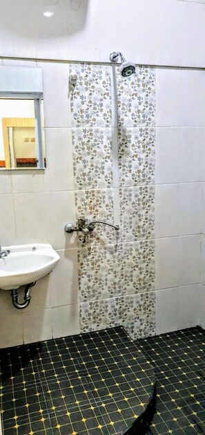 Bathroom | Shower, rainfall showerhead, free toiletries, towels - B Shaw Hotel (Jakarta)