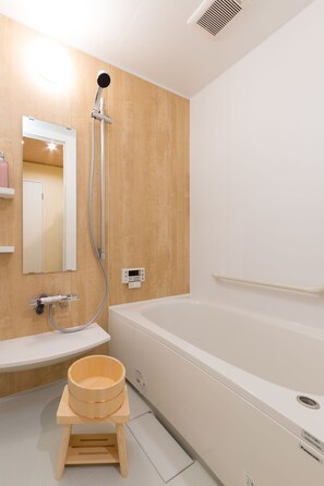 Private Vacation Home | Bathroom | Separate tub and shower, deep soaking tub, free toiletries, hair dryer - Kyotoya Enmachi (Kyoto)