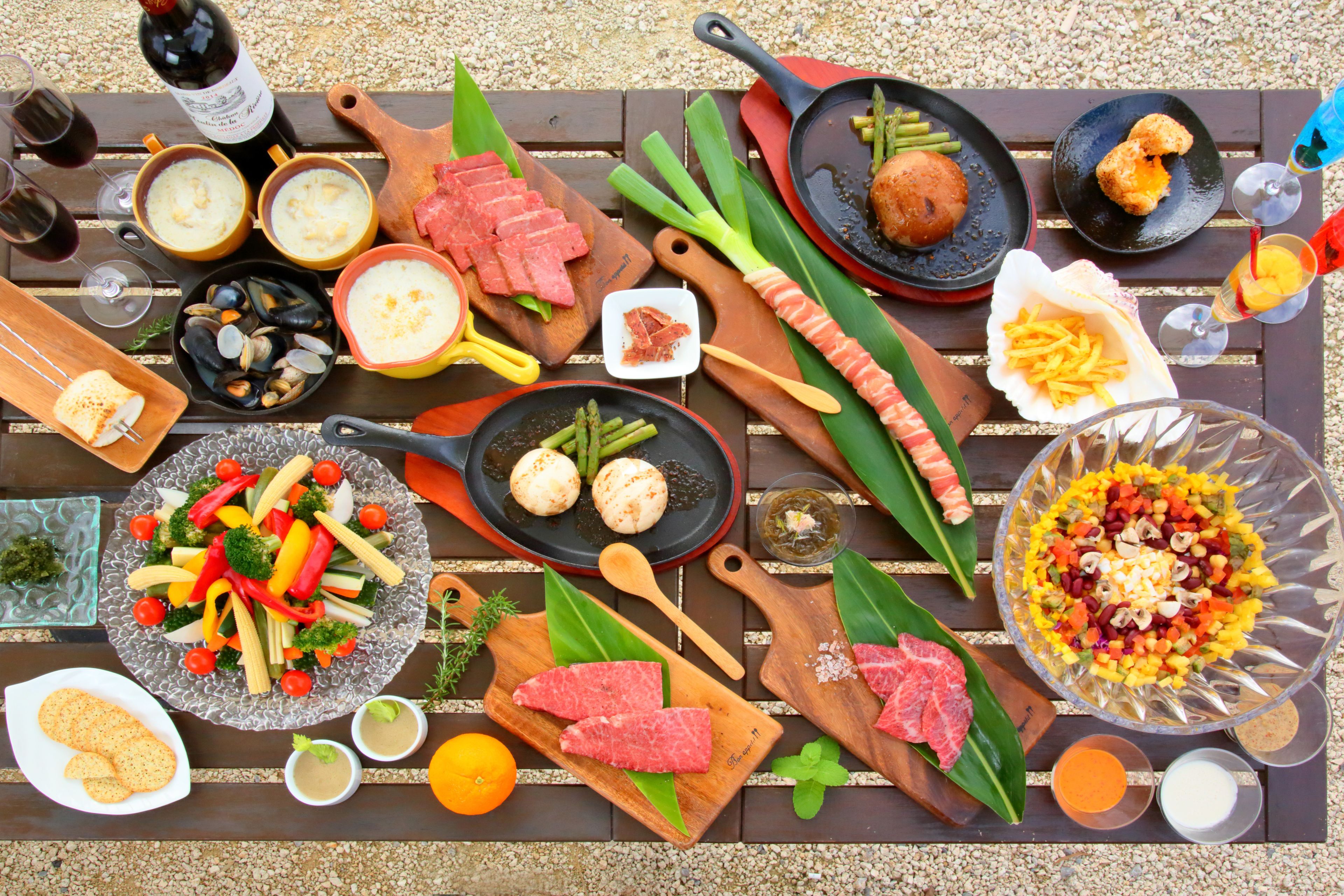 Una variedad de alimentos y bebidas dispuestas sobre una mesa de madera.