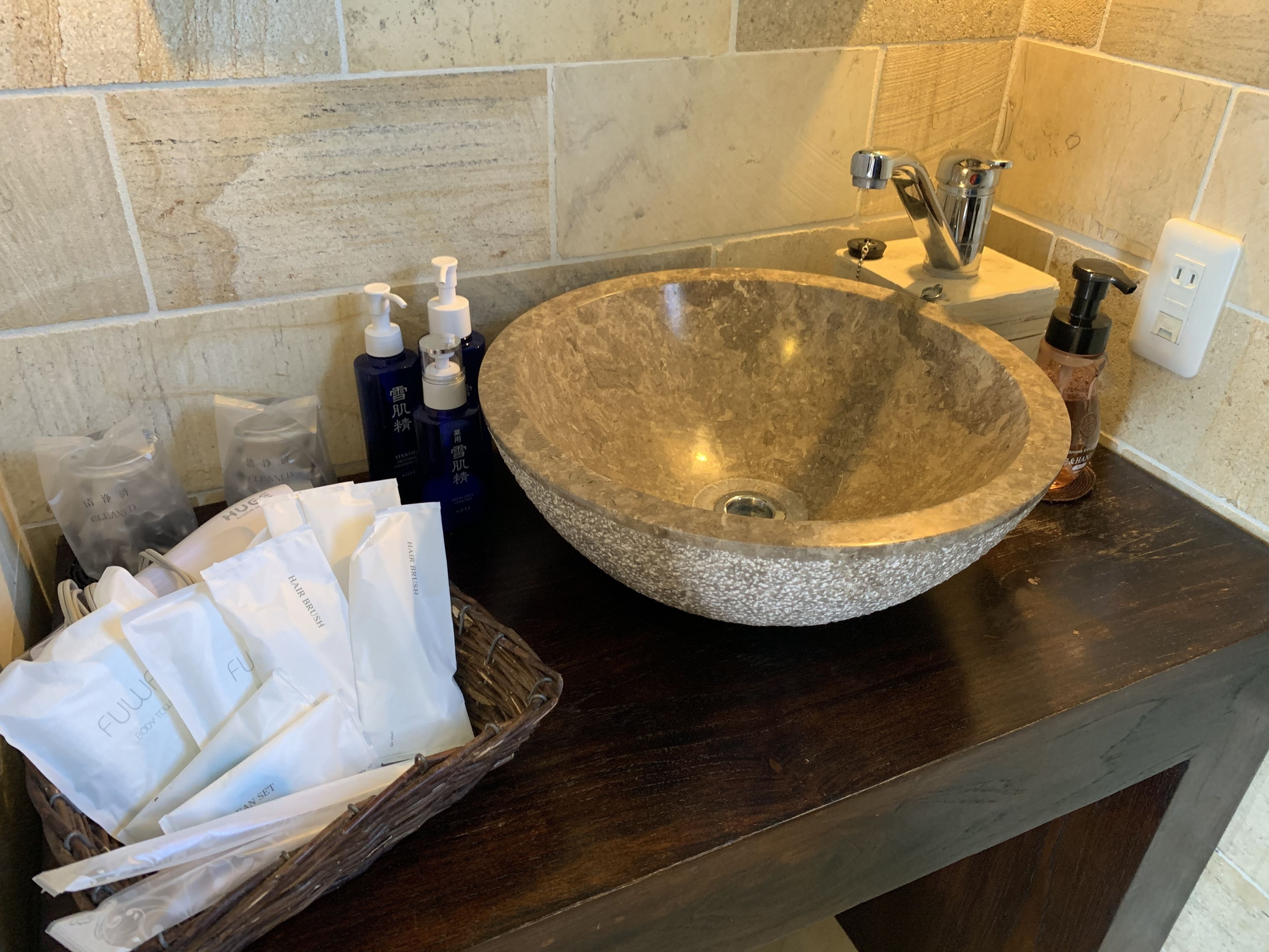 separate bathtub and shower, deep-soaking bathtub, rainfall showerhead