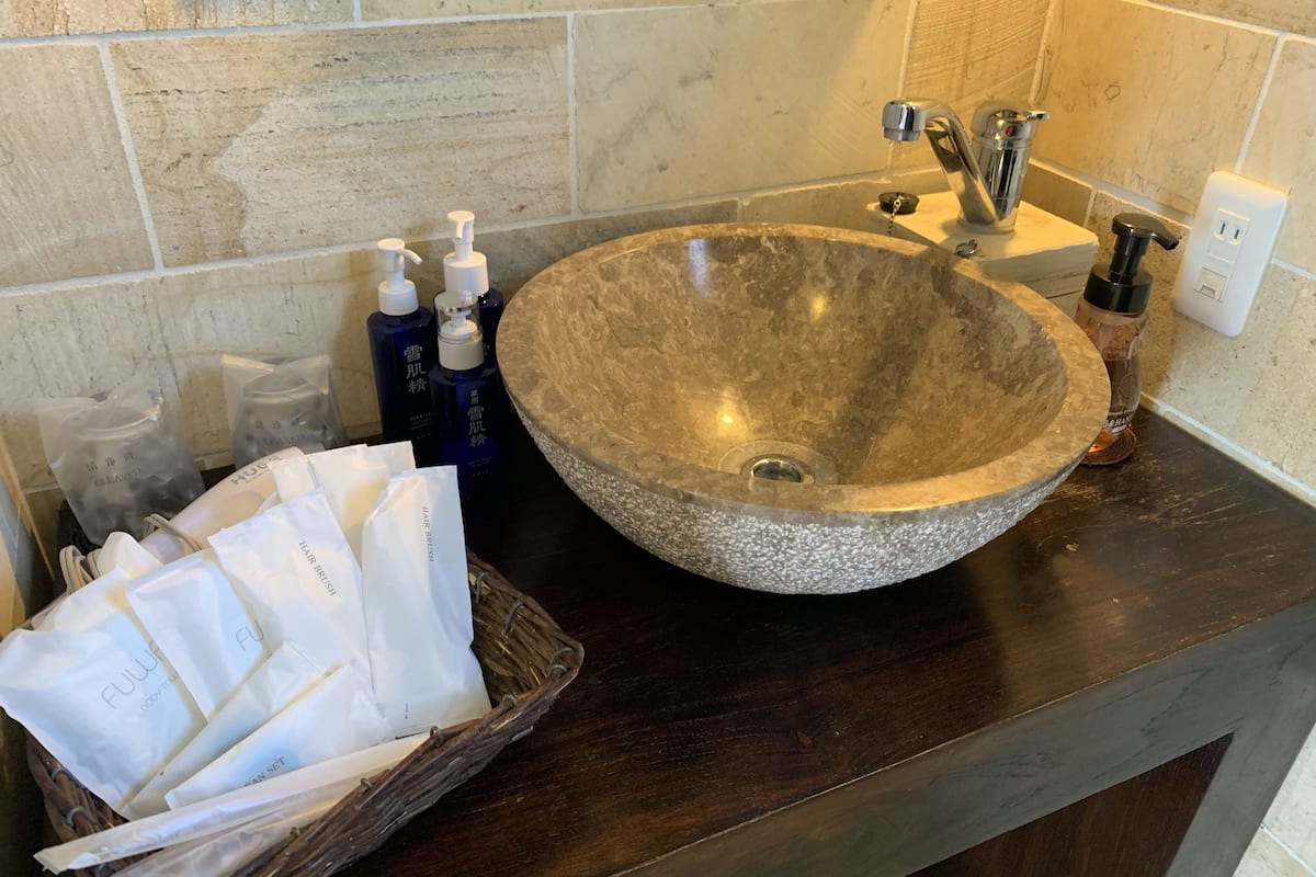 separate bathtub and shower, deep-soaking bathtub, rainfall showerhead