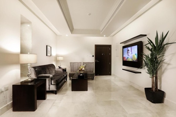 48 inci televisyen LED dengan satelit, TV