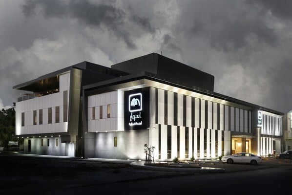 住宿正面 (夜晚)