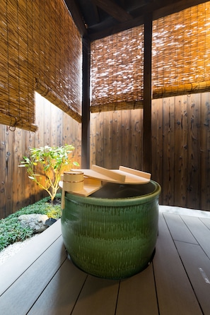 Separate tub and shower, deep soaking tub, free toiletries, hair dryer