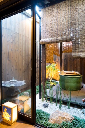 Separate bathtub and shower, deep-soaking bathtub, free toiletries - Kyotoya Tsuki no Yu Bettei (Kyoto)
