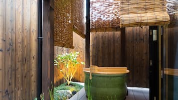 個別の浴槽とシャワー、深めの浴槽、バスアメニティ (無料)、ヘアドライヤー
