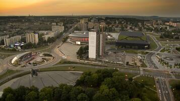 Vista aérea de un paisaje urbano que incluye un estadio grande, edificios circundantes y una extensa red de carreteras.