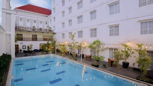 Outdoor pool - D'Senopati Malioboro Grand Hotel (Yogyakarta)