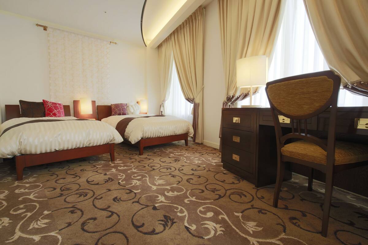 Suite, 2 Single Beds, Non Smoking | Desk, free WiFi, bed sheets