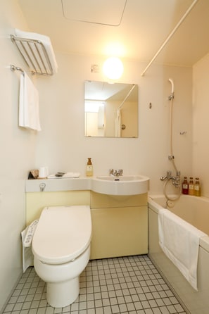 Combined shower/bathtub, free toiletries, hair dryer, slippers - Hotel Grandvert GIZAN (Gifu)