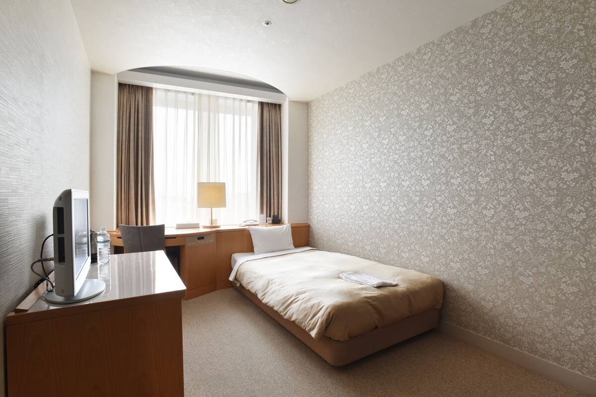 Single Room, Non Smoking | Desk, free WiFi, bed sheets