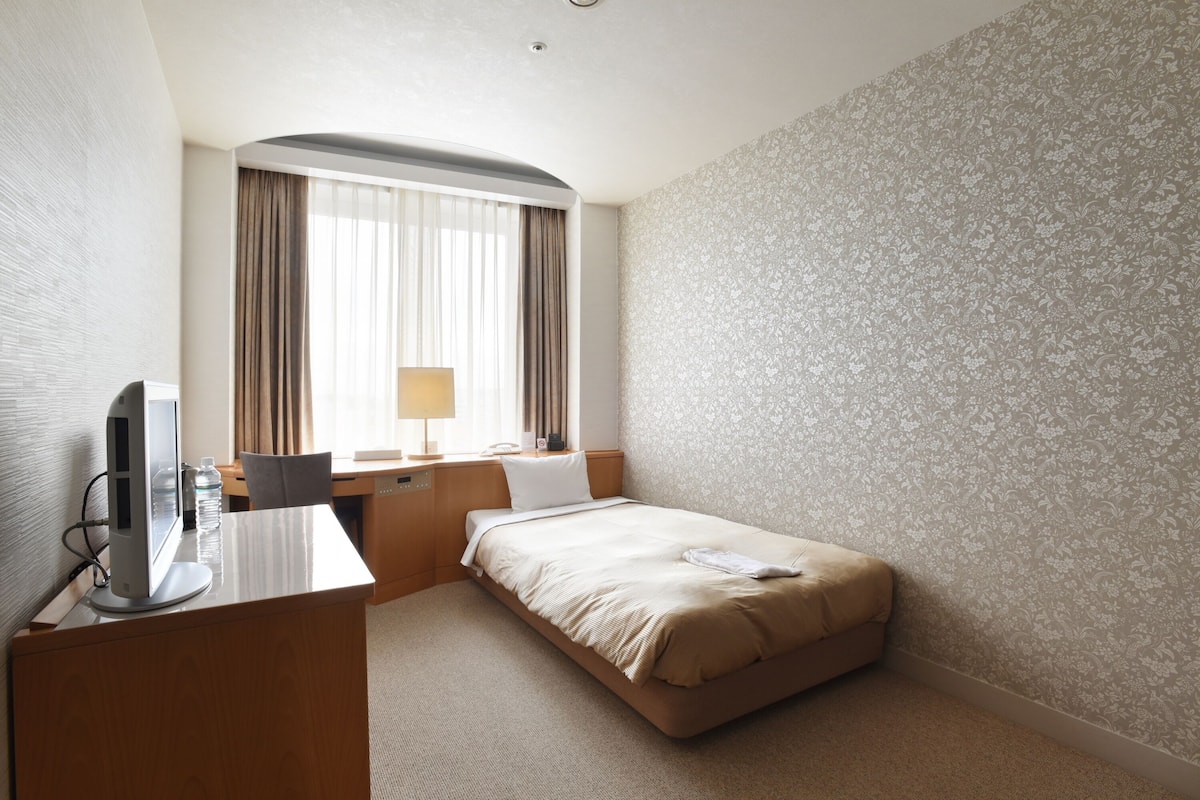 1 habitación, escritorio, wifi gratis y ropa de cama