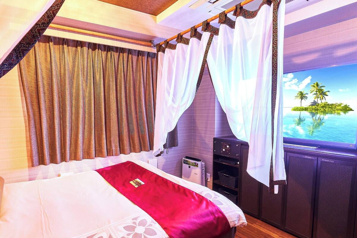 Premium bedding, soundproofing, free WiFi, bed sheets