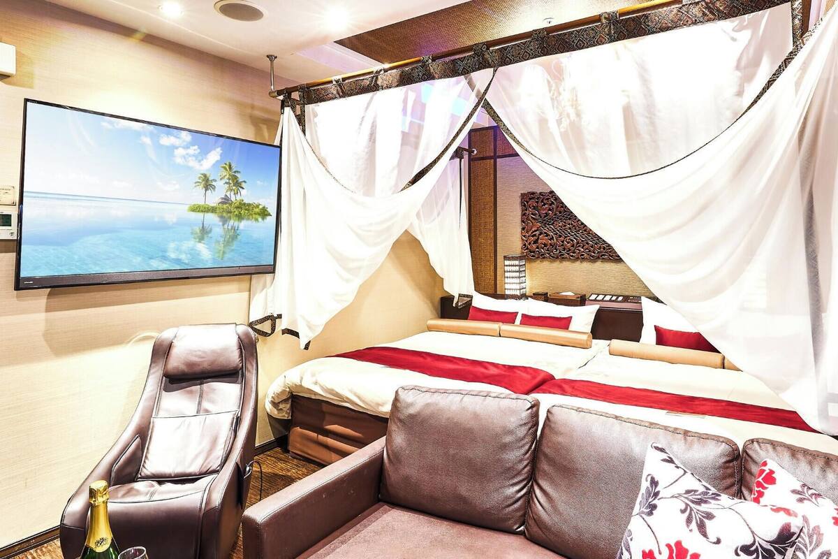 Premium bedding, soundproofing, free WiFi, bed sheets