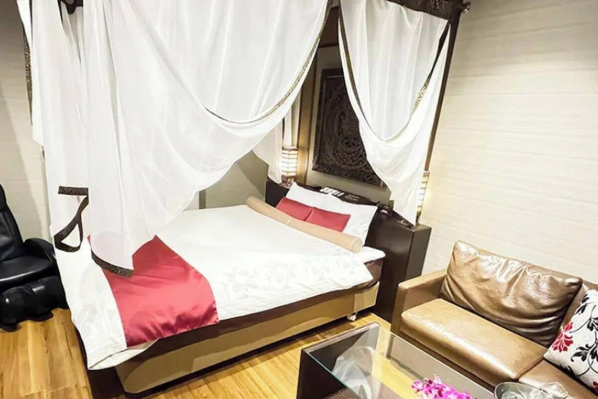Premium bedding, soundproofing, free WiFi, bed sheets