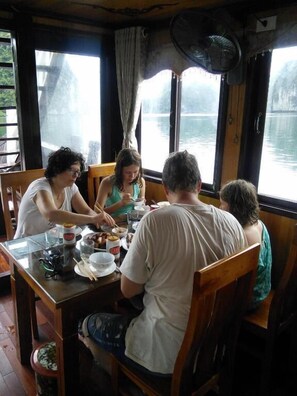 Café da manhã, almoço e jantar