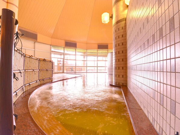 Indoor spa tub
