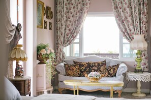 Suite Deluxe (King Lavender) | Área de sala de estar | Televisión de pantalla plana