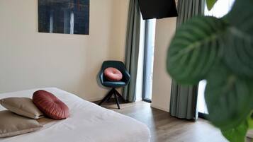 Standard Apartment | In-room safe, desk, laptop workspace, WiFi (free)