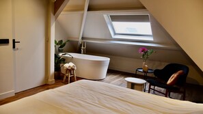 Double Room, Bathtub | In-room safe, desk, free WiFi, bed sheets - Moeke Mooren (Appeltern)
