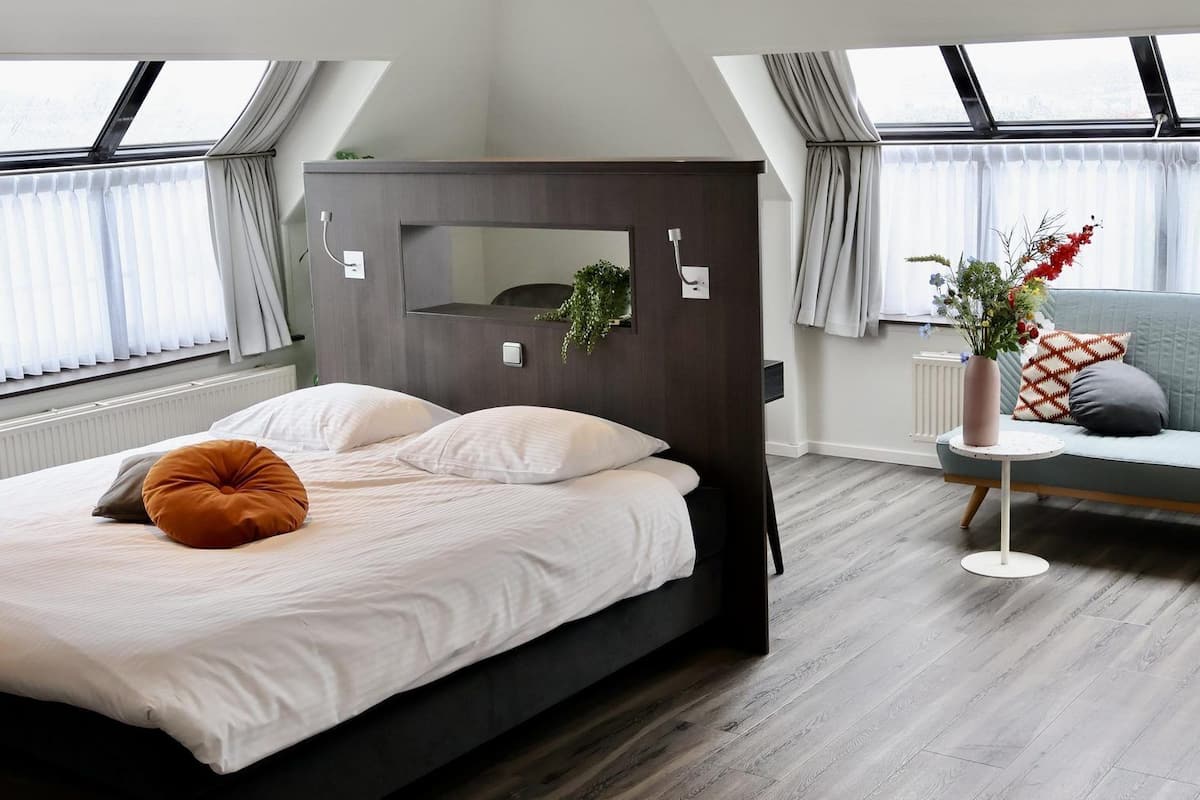 Tweepersoonskamer, bad | Een kluis op de kamer, een bureau, gratis wifi, beddengoed