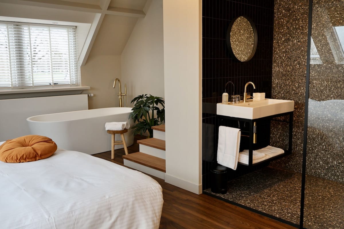 double room, bathtub | 1 bedroom, in-room safe, desk, free wifi