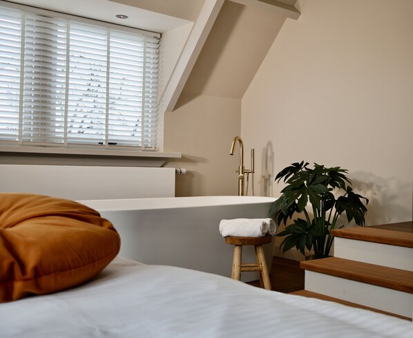 Suite, bubbelbad | Een kluis op de kamer, een bureau, gratis wifi, beddengoed