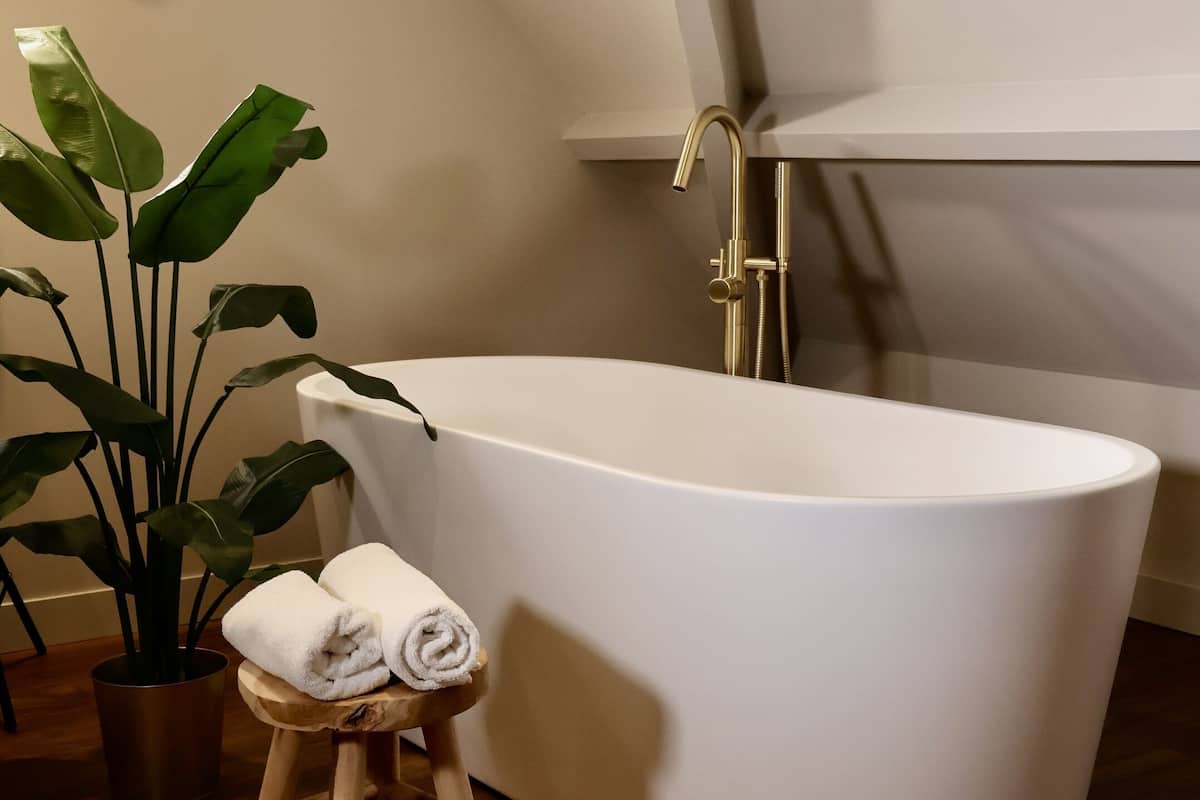 double room, bathtub | 1 bedroom, in-room safe, desk, free wifi