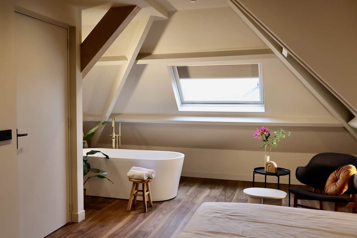 Double Room, Bathtub