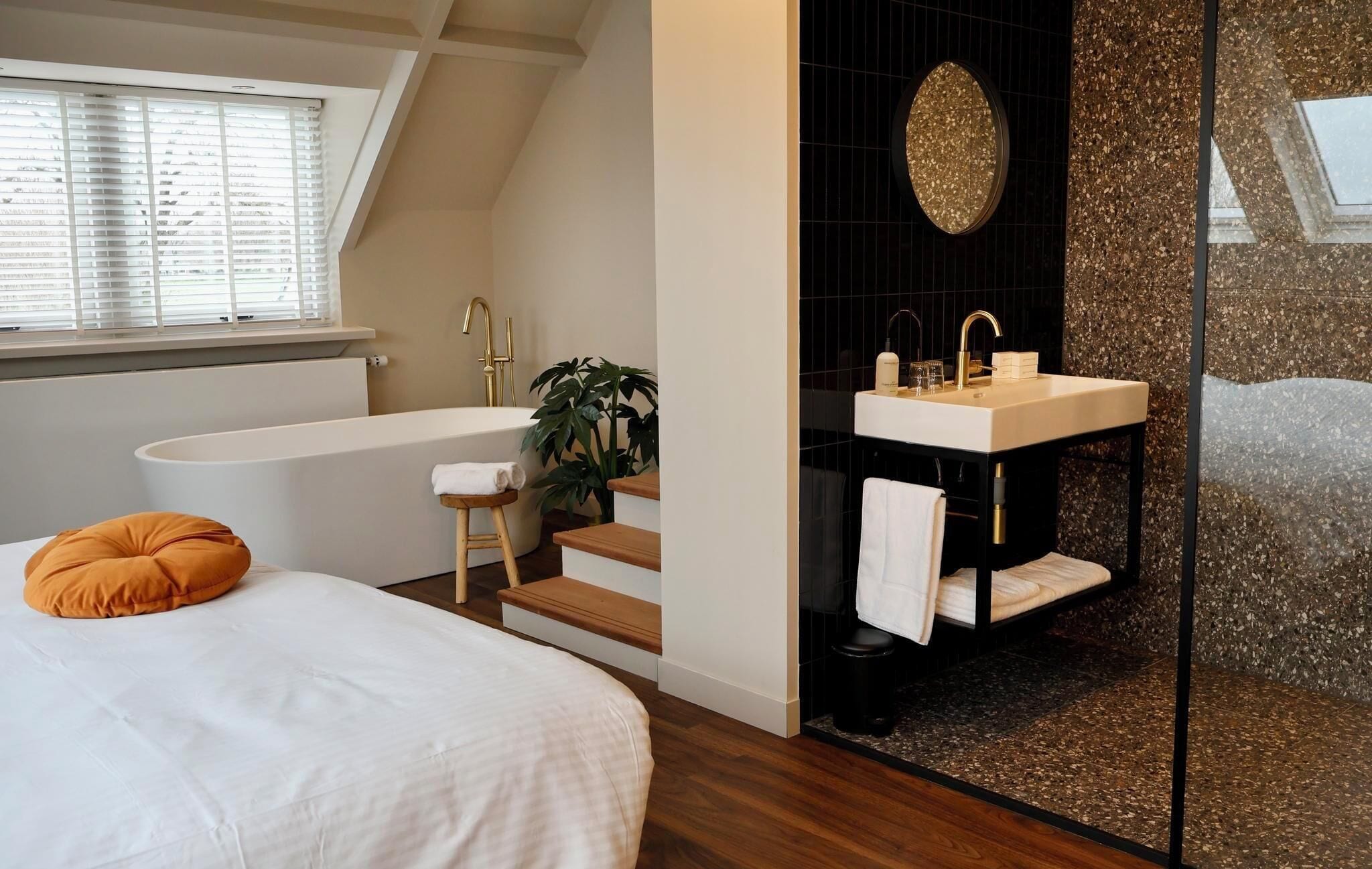 Suite, bubbelbad | Een kluis op de kamer, een bureau, gratis wifi, beddengoed