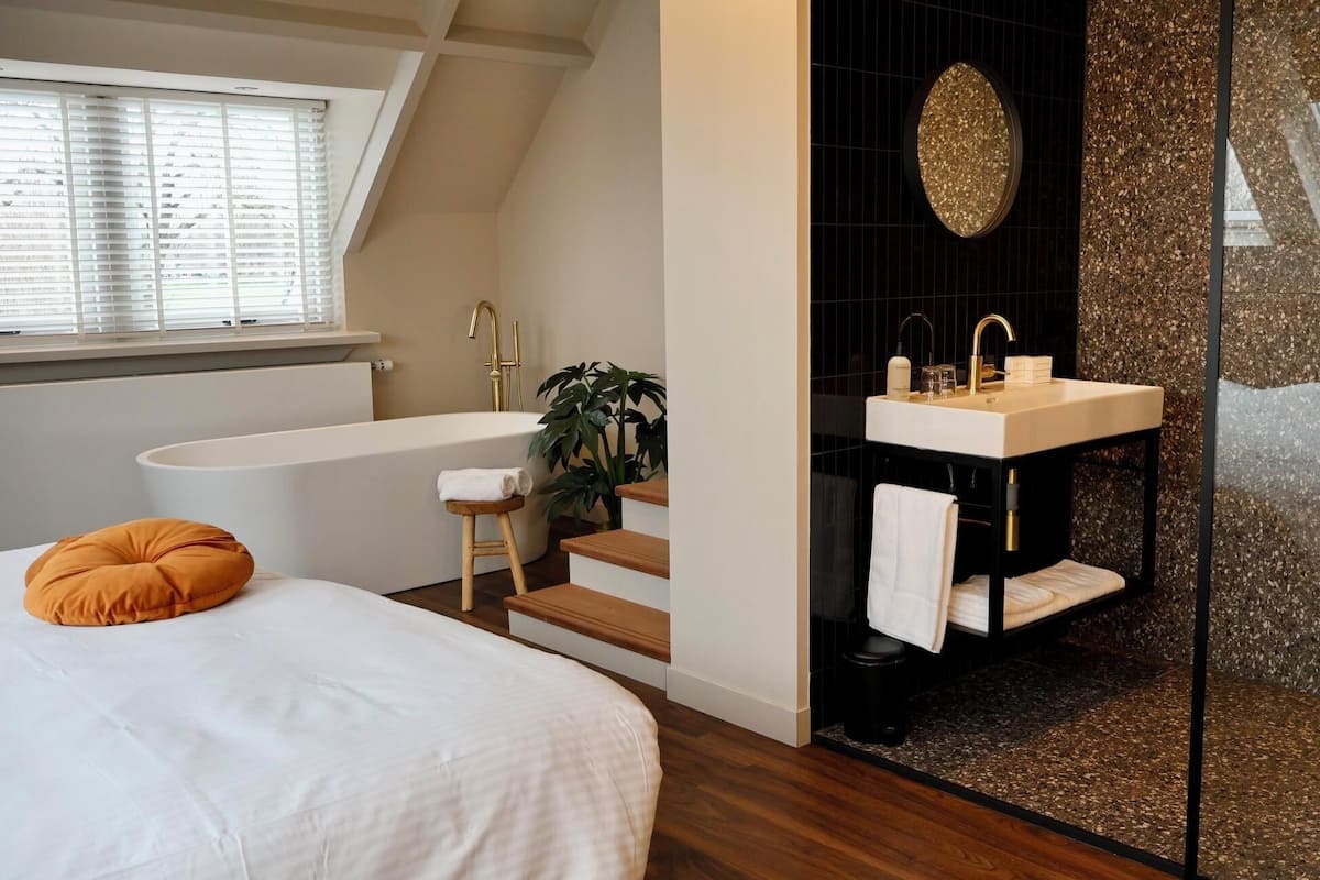 Suite, bubbelbad | Een kluis op de kamer, een bureau, gratis wifi, beddengoed